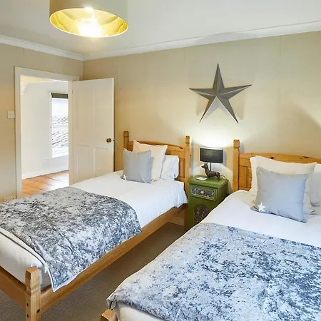 Host & - Sixpence * Pickering