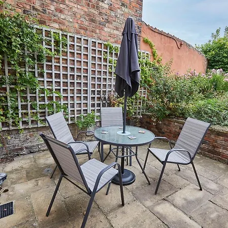 Host & - Sixpence Pickering