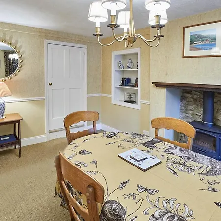 Host & - Sixpence * Pickering