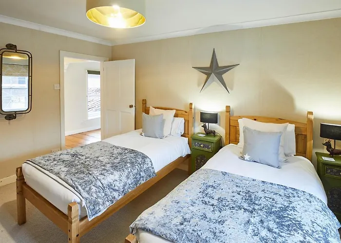 Host & - Sixpence * Pickering